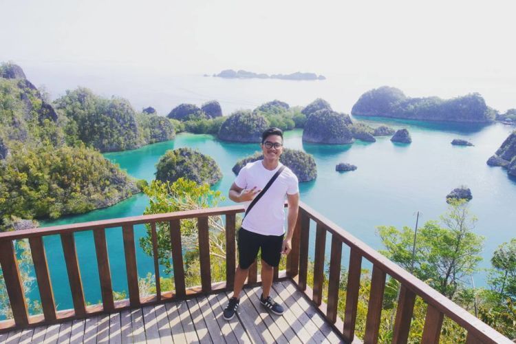 putih, ya, kausnya...