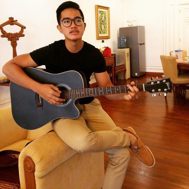 kaus hitam <3