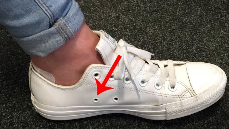 dia lubang pada sepatu converse