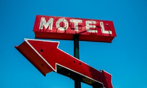 5 Barang yang Harus Kamu Bawa Saat Menginap di Hotel Murah atau Motel