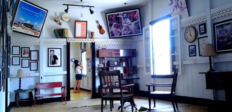 ini tuh rumah lawas yang dirombak jadi museum, jadi ya memang klasik
