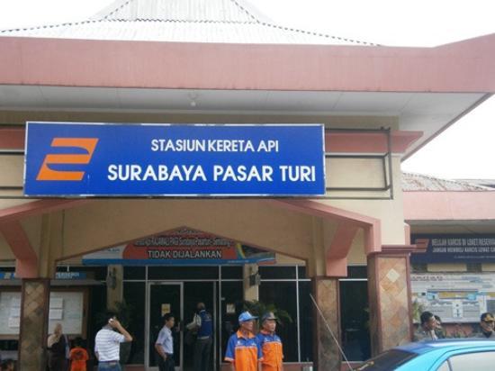 yang ini stasiun Pasar Turi, mandi dan sarapan di sini boleh lho