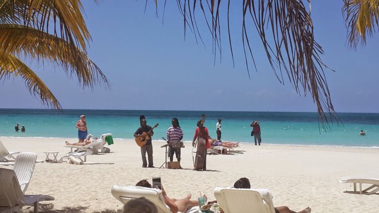 bayangin deh, betapa nikmatnya menikmati musik reggae di pantai, duh~