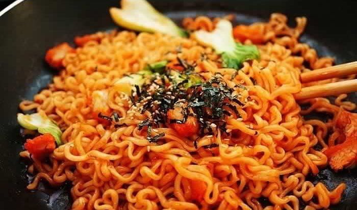 Samyang, Mie Instan Korea yang Pedasnya Kelewatan. Sampai Ada Samyang Challenge yang Hits di Instagram! 9 enak sih, tapi...