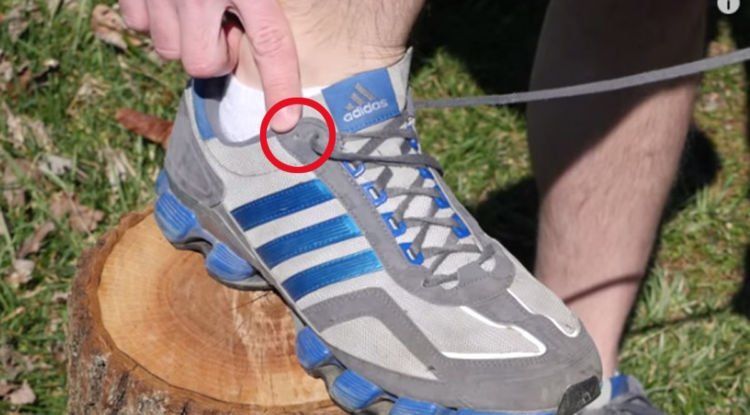 dua lubang pada running shoes
