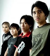 Musim Hujan Sering Bikin Galau, Jangan Ditambah dengan Memasukkan 5 Lagu Ini ke Playlistmu, Deh!