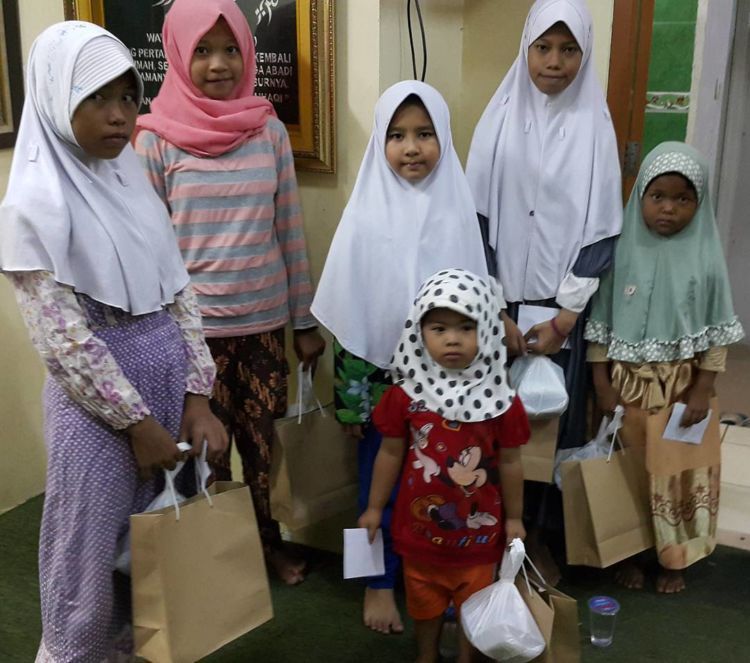 Naya memberikan bantuan kepada anak yatim