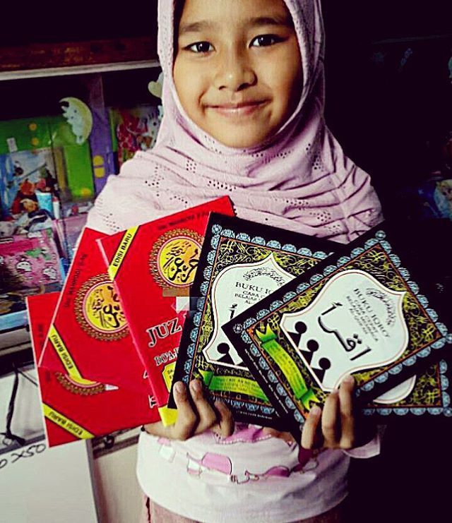 Naya membelikan hasil jualan pertamananya iqro dan Al Quran untuk sedekah