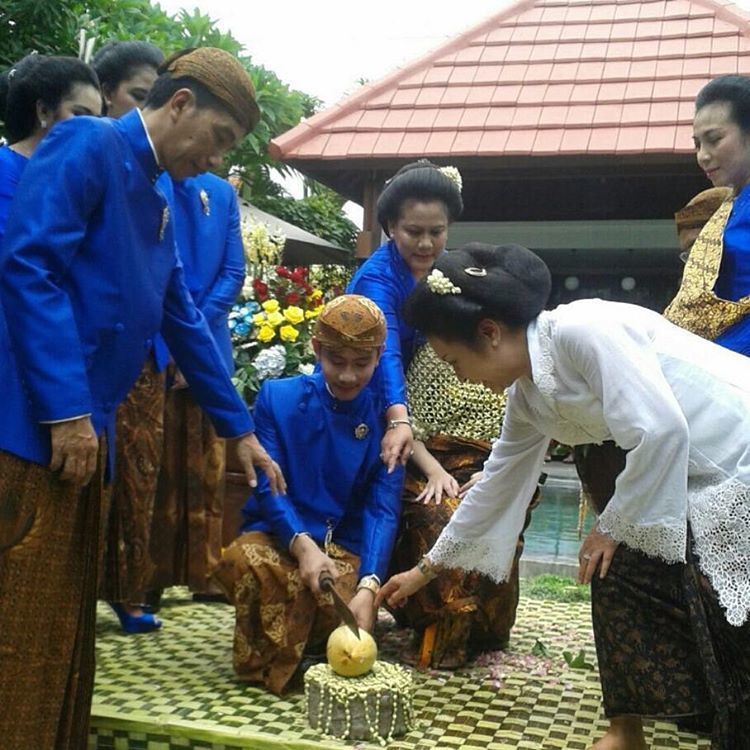 si ayah akan memecah kelapa 