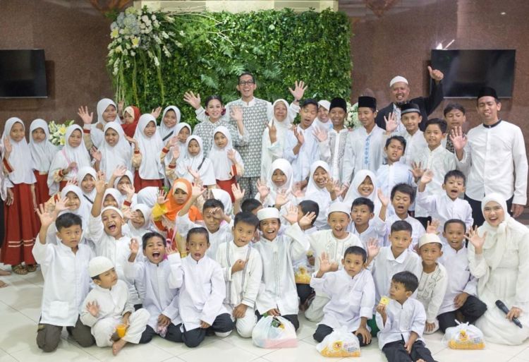 7 Hal Seru yang Bisa Kamu Lakukan Jika Resepsimu Sederhana dan Tak Banyak Hamburkan Uang 13 berbagi kebahagian dengan mereka