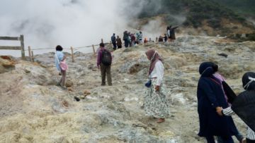 Kawah Sikidang di Dieng yang Menyajikan Pemandangan Indah