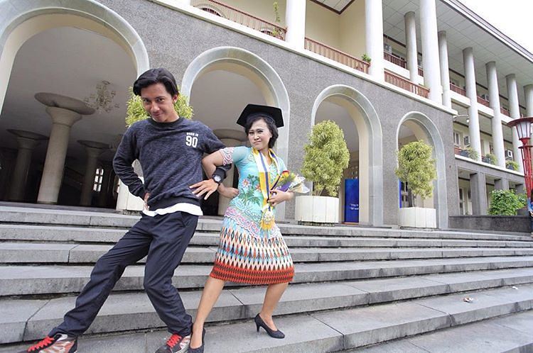 15 Gaya Foto Wisuda Sendiri & Bersama yang Keren Terbaru