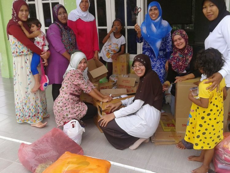 6 Tingkah Emak-Emak Saat Piknik Ini Ngeselin Abis. Ingat Kelakuan Mereka Bikin Sebal Tapi Juga Ketawa! 13 kardus apapun juga bakal dibawa -_-