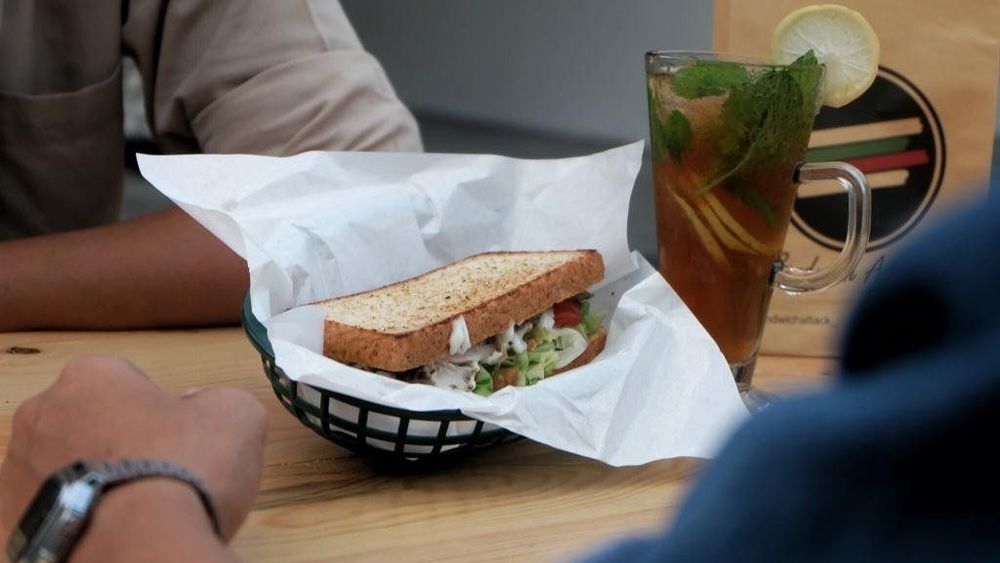 Menikmati Sandwich di Cafe Berkonsep Backyard 4 Menikmati Sandwich di Cafe Berkonsep Backyard