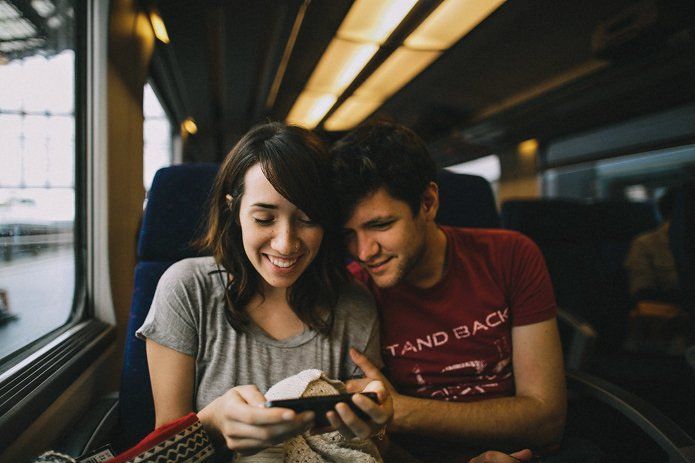 Di Balik Layar Pasangan yang Nggak Mesra di Sosial Media. Tapi Tetap Cinta