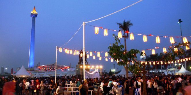 Kaum Urban Jakarta, Dari Makan di Warteg Sampai Nonton Fashion Show