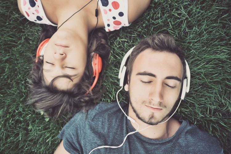 dengerin musik deh
