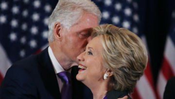 Hillary Clinton Boleh Kalah, Tapi Tatapan Suaminya Ini Seakan Berkata ‘That’s My Girl!’ Bikin Baper~