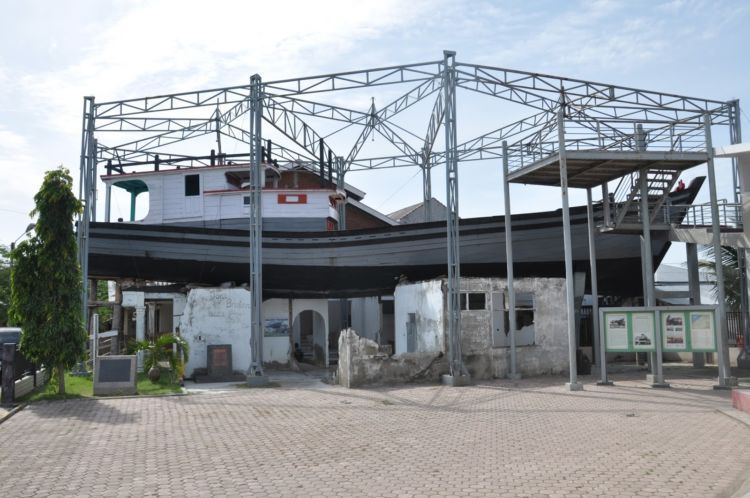 Boat on the roof, kapal nelayan 'nangkring' di atas rumah