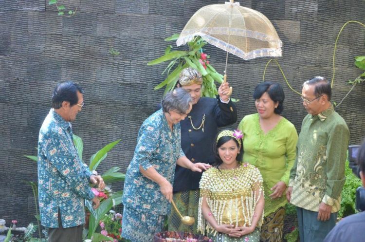 mitoni bersama kedua tetua keluarga