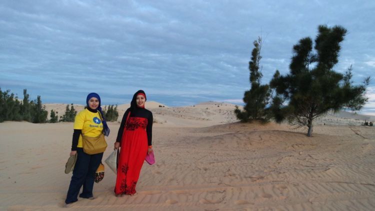 6 Tingkah Emak-Emak Saat Piknik Ini Ngeselin Abis. Ingat Kelakuan Mereka Bikin Sebal Tapi Juga Ketawa! 18 satu lagi, sebenernya baju sama tempat traveling sering ngak matching