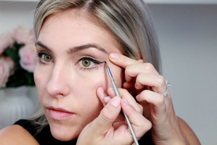 Ternyata, Aturan Dasar Selfie yang Bagus Ada di 7 Trik Make-Up Ini. No Edit, No Filter! 19 jangan lupa ekornya
