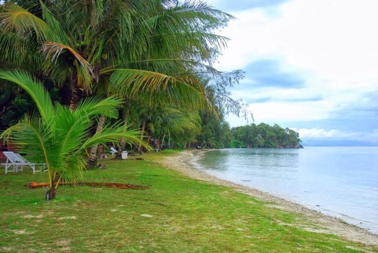 Pulau Sarinah yang cantik ini berasal dari endapan lumpur