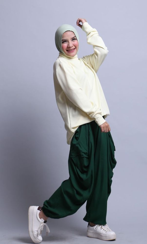 ke kampus dengan hamerpants dan kaos panjang. kenapa gak?