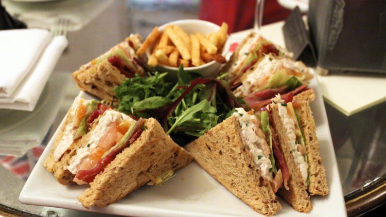 Menikmati Sandwich di Cafe Berkonsep Backyard