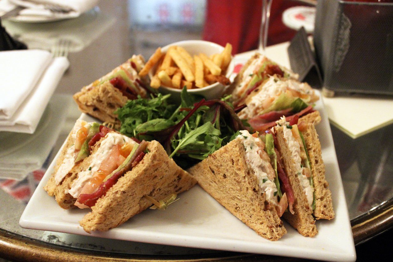 Menikmati Sandwich di Cafe Berkonsep Backyard