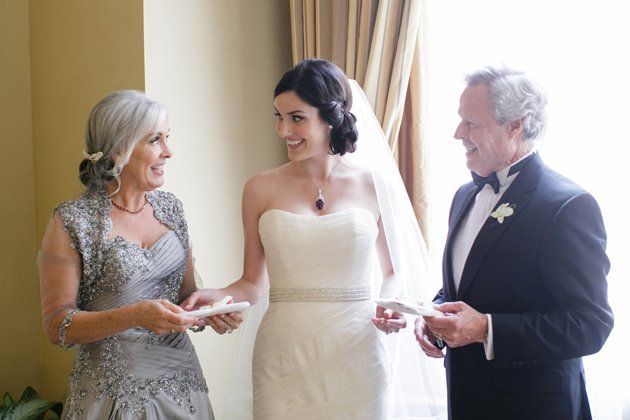 7 Hal Seru yang Bisa Kamu Lakukan Jika Resepsimu Sederhana dan Tak Banyak Hamburkan Uang 12 memberi hadiah istimewa ke orang tua