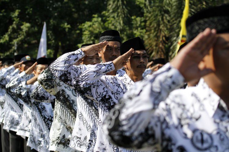 Senioritas di sekolah juga tinggi, bahkan di antara para pengajar sendiri