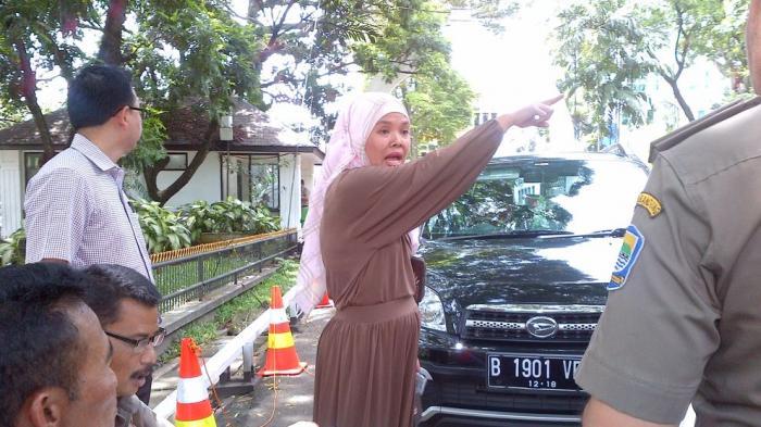 Berusaha menghentikan beliau?