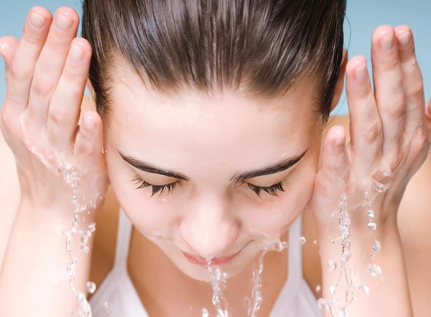 7 Produk Make Up Sederhana yang Harus Kamu Punya Kalau Mau Cantik Natural 15 wash your face