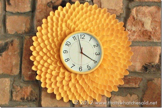 Jam dinding dari sendok plastik