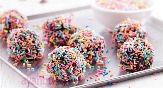 Butuh Cemilan Enak untuk Nemenin Waktu Santaimu? Bikin Kue Bola Warna-warni, yuk!