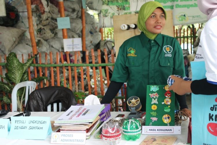 Chusniati, penggagas Bank Sampah di lingkungannya.