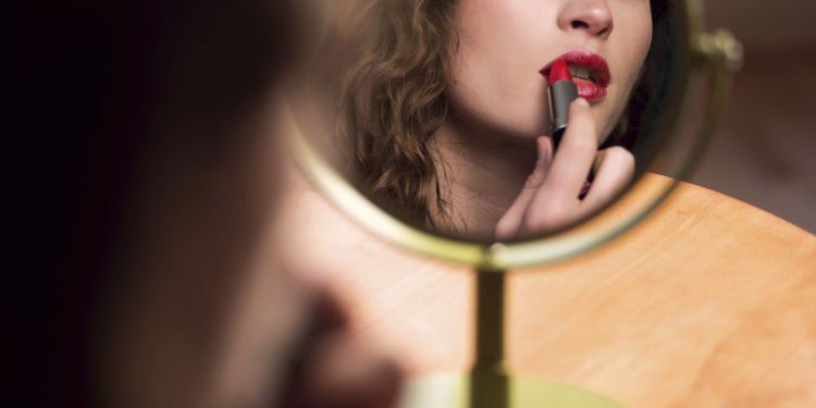 Ternyata, Aturan Dasar Selfie yang Bagus Ada di 7 Trik Make-Up Ini. No Edit, No Filter! 20 warnanya yang cerah