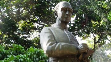 Kisah Patung Pastor Verbraak di Taman Maluku, Bandung. Pernah Mengalami Kejadian Seram di Sana?