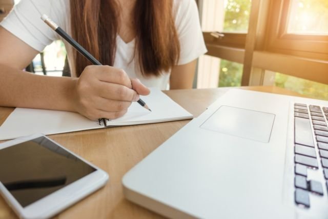 4 Alasan Kenapa Cewek Jarang Ketahuan Kalau Pas Selingkuh. Cowok Kalah Skill Kalau Urusan Ini!