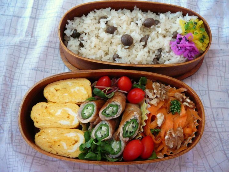 5 Kebiasaan Makan yang Ternyata Berbahaya Buat Tubuh. Kesehatanmu Jadi Taruhannya, Yakin Mau? 9 Ganti kertas nasi dengan kotak bekal