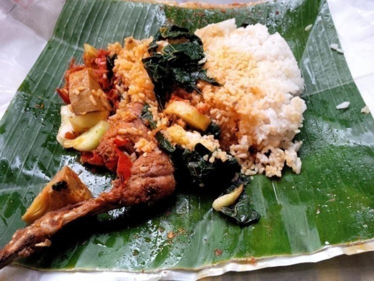 5 Kebiasaan Makan yang Ternyata Berbahaya Buat Tubuh. Kesehatanmu Jadi Taruhannya, Yakin Mau? 13 Nasi padang murah dan mengenyangkan
