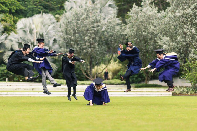 Gaya Foto Wisuda bersama teman