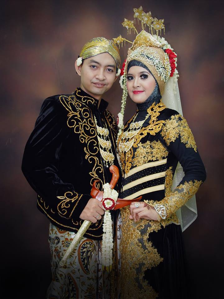 Meski Berhijab dan Tanpa Paes 8 Inspirasi Pengantin Jawa 