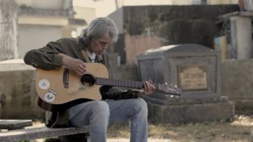 Review Singing In Graveyards: Kisah Rockstar yang Tak Pernah Menulis Lagu Cinta