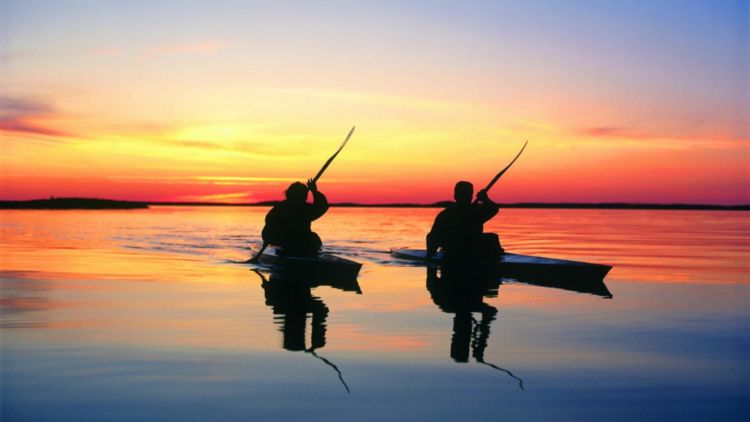 Meski berada di perahu yang berbeda, kita mengarungi lautan yang sama