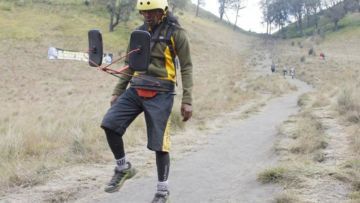 Ada-ada Aja Kelakuan Cak Tarpin. Pendaki Asal Malang Ini Sukses Mendaki Semeru dengan Berjalan Mundur!