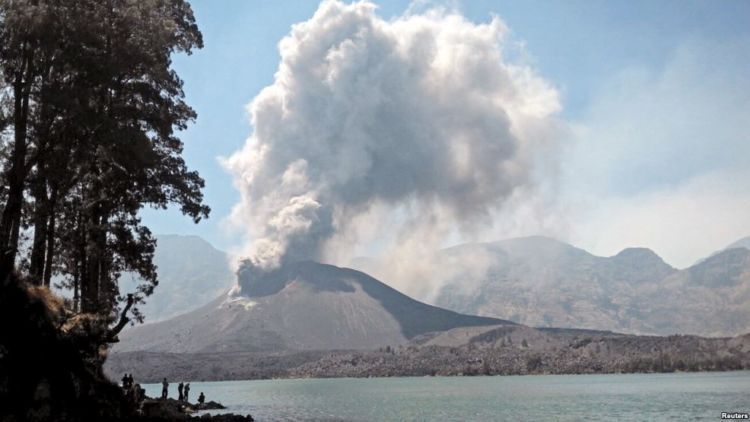 Padahal Rinjani masih ditutup setelah erupsi September lalu