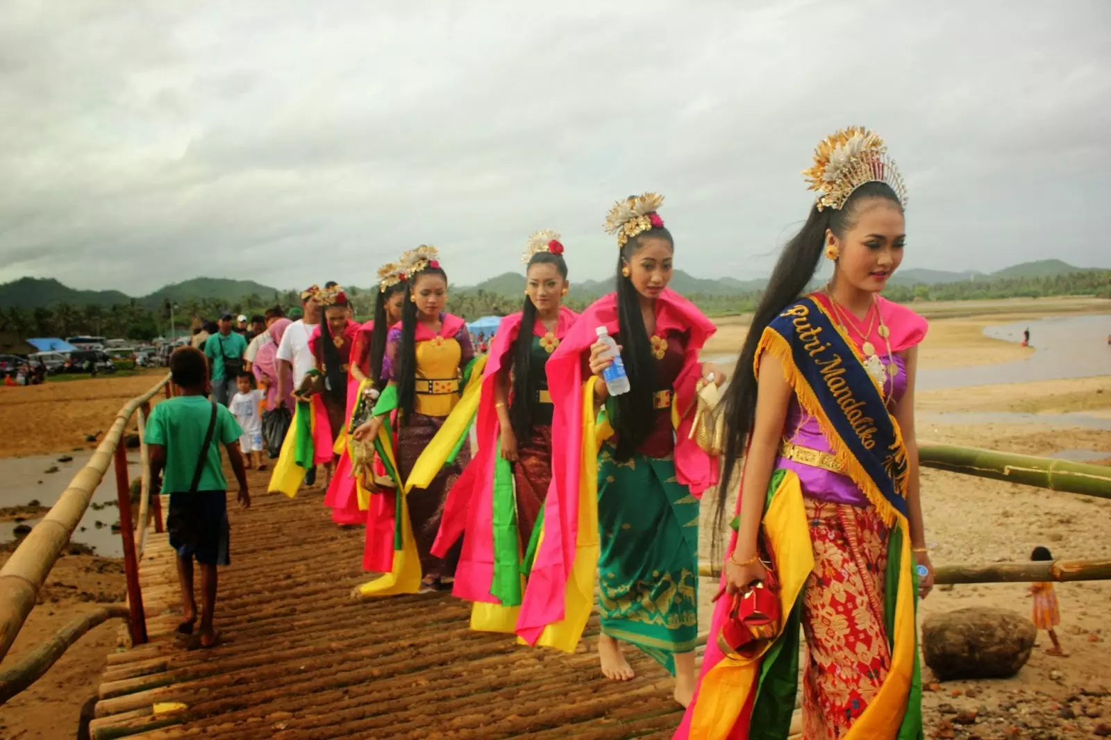 Dibuka dengan gadis-gadis cantik