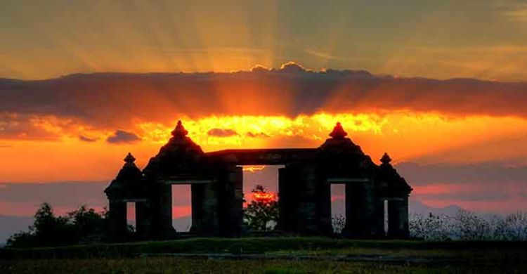 kamu akan terpukau dengan sunset di Ratu Boko